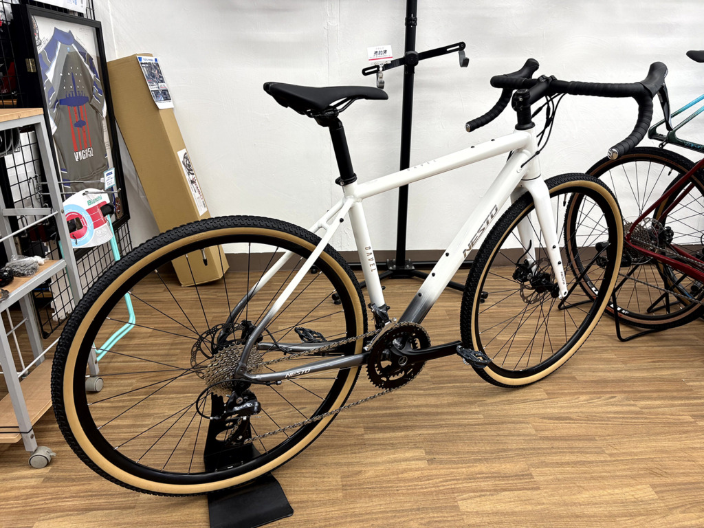 NESTO_GAVEL_ホワイトシルバーグラデーション