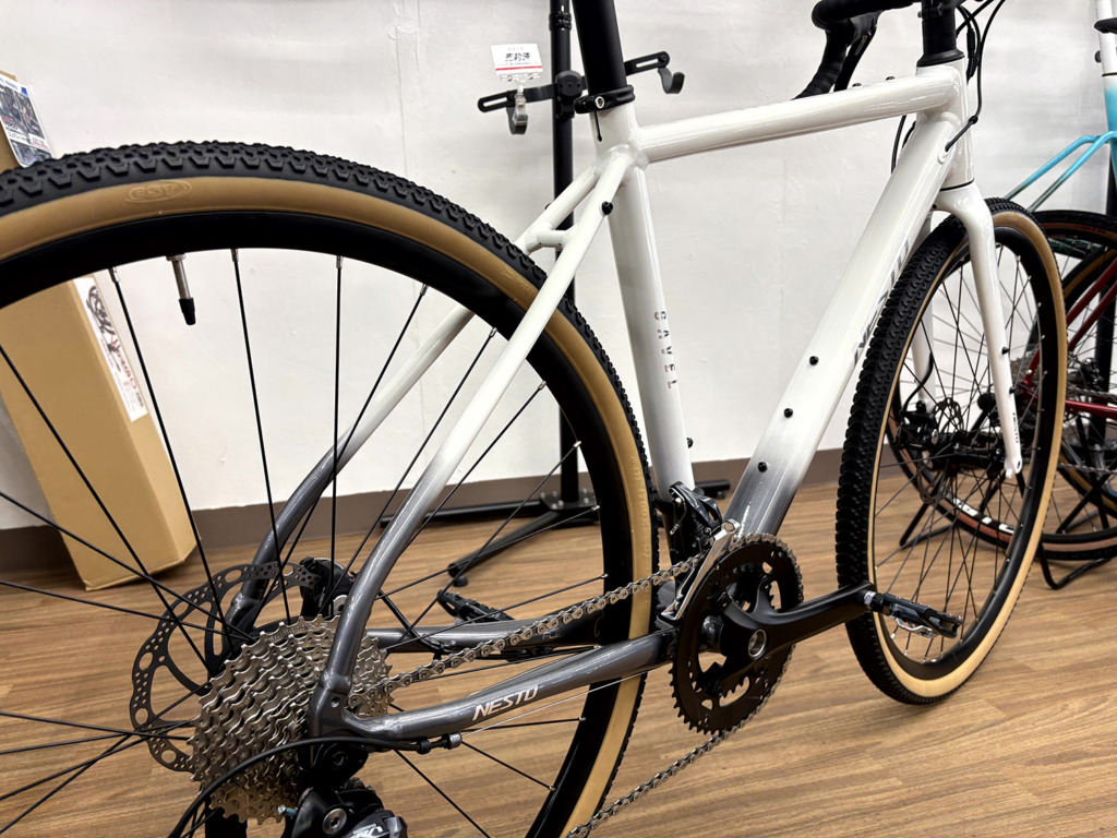 NESTO_GAVEL_ホワイトシルバーグラデーション