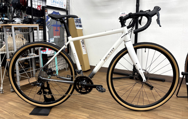 NESTO_GAVEL_ホワイトシルバーグラデーション