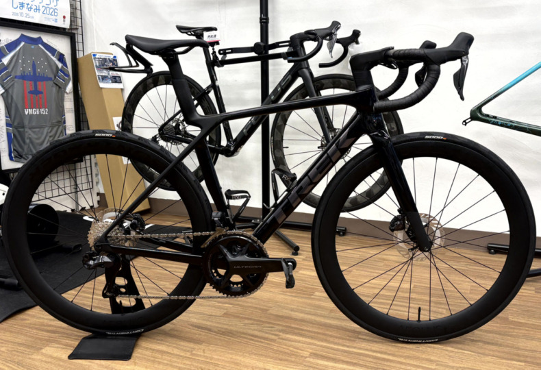 TREK_Madone_SL7_Gen8_GlossDarkStarMatteDeepSmoke