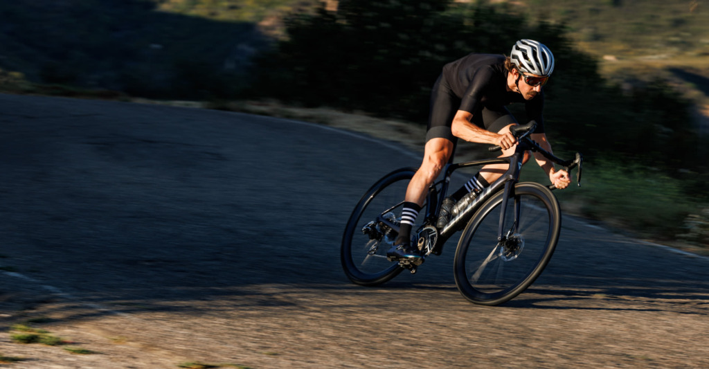 GIANT_MY26_Defy_Advanced_SL_0_Action_HiRes_38-2