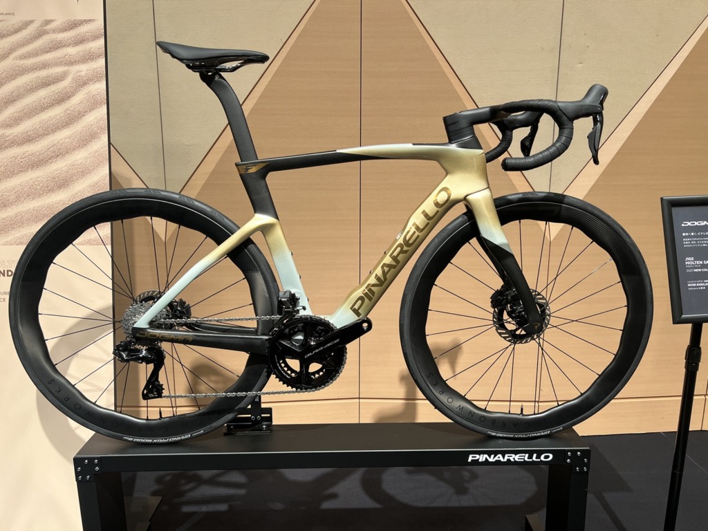PINARELLO_DOGMA_F_2027_New_Color_J102_MOLTEN_SAND