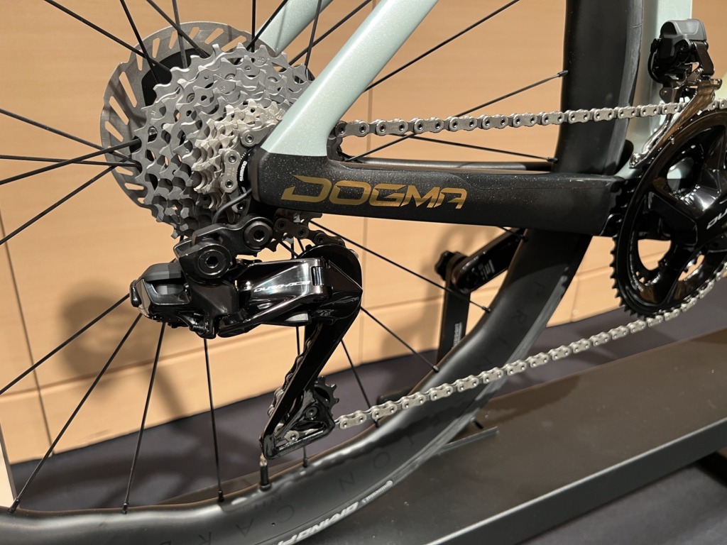 PINARELLO_DOGMA_F_2027_New_Color_J102_MOLTEN_SAND