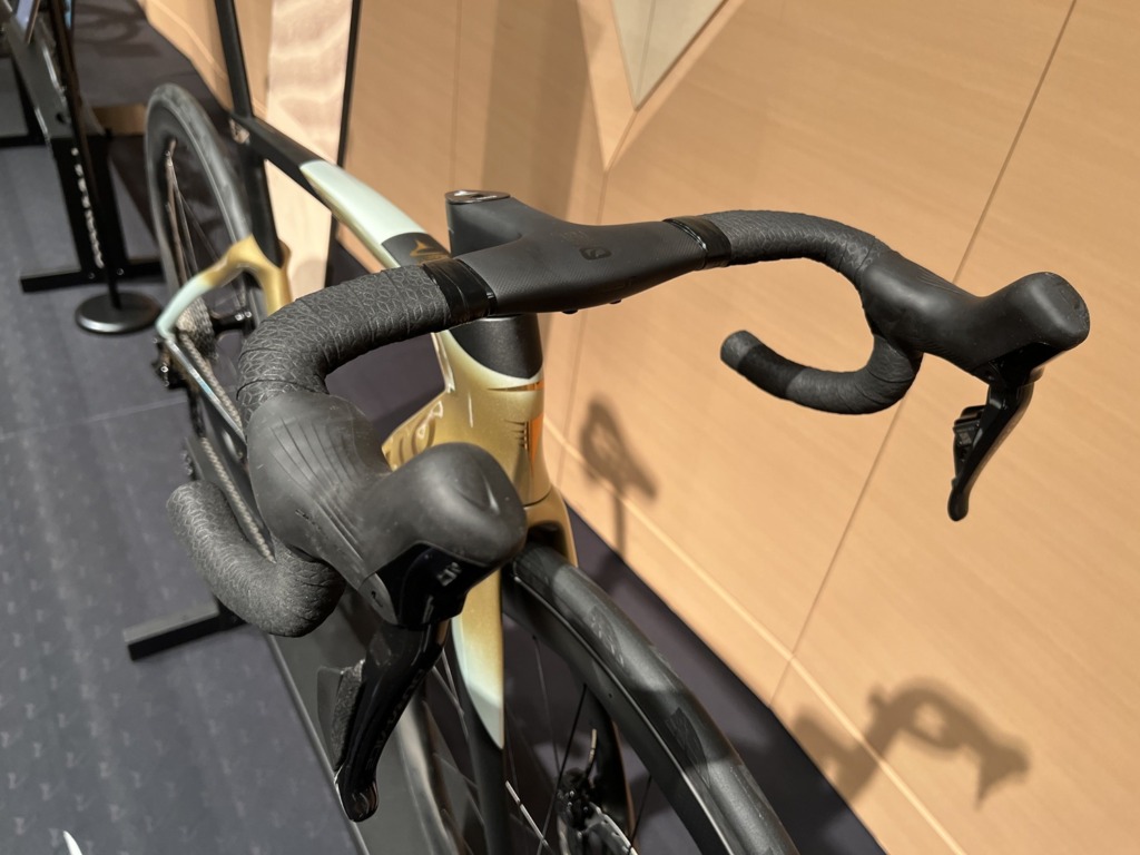 PINARELLO_DOGMA_F_2027_New_Color_J102_MOLTEN_SAND