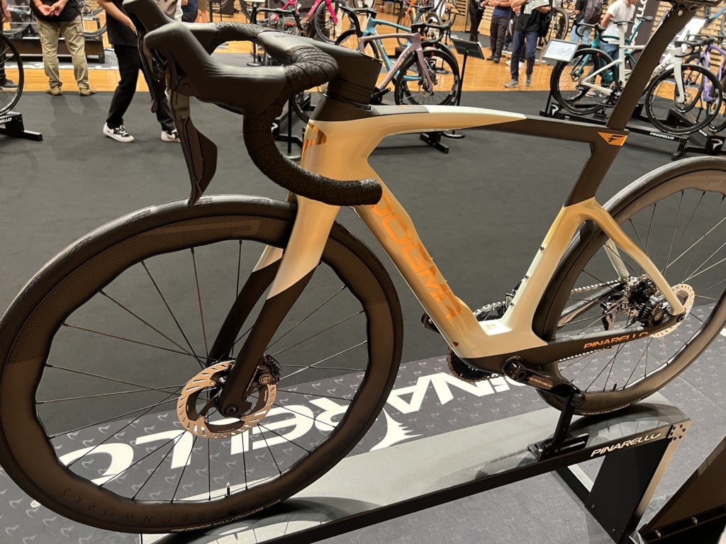 PINARELLO_DOGMA_F_2027_New_Color_J102_MOLTEN_SAND