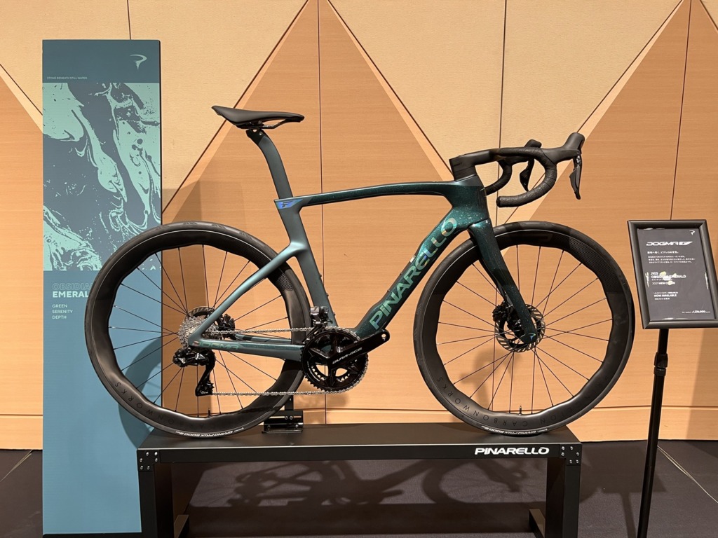 PINARELLO_DOGMA_F_2027_New_Color_J103_OBSIDIAN_EMERALD