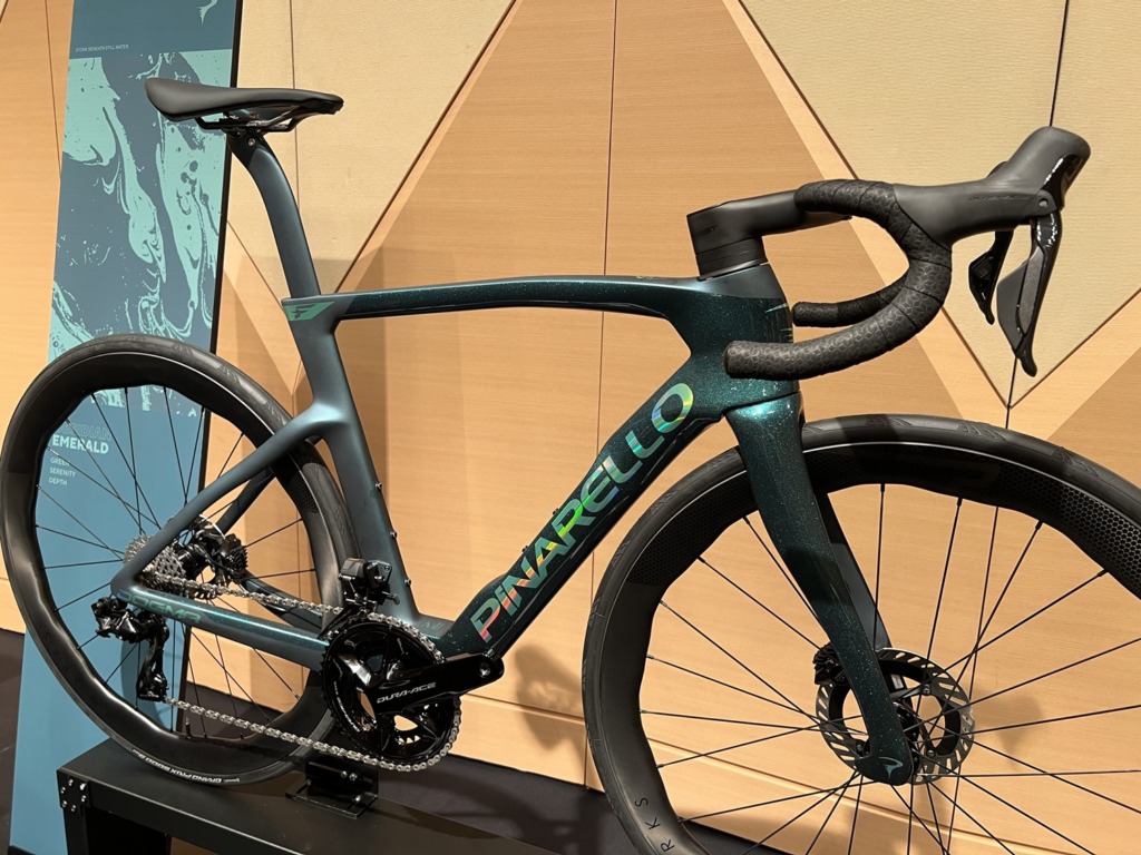 PINARELLO_DOGMA_F_2027_New_Color_J103_OBSIDIAN_EMERALD