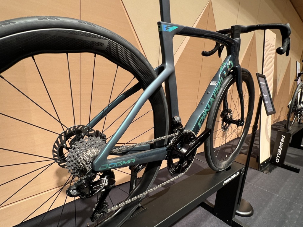 PINARELLO_DOGMA_F_2027_New_Color_J103_OBSIDIAN_EMERALD